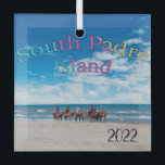 South Padre Island, Texas, Glas Ornament<br><div class="desc">Uniek ornament van glas met een paardenrugleuning op het strand op het eiland South Padre. Pas de jaardatum aan.</div>