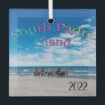 South Padre Island, Texas, Glas Ornament<br><div class="desc">Uniek ornament van glas met een paardenrugleuning op het strand op het eiland South Padre. Pas de jaardatum aan.</div>