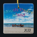 South Padre Island, Texas, Keramisch Ornament<br><div class="desc">Uniek ornament van keramische stoffen met horsmakreel op het strand op het eiland South Padre. Pas de jaardatum aan.</div>