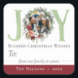 Southern Floral Christmas Joy naar / van cadeau La Vierkante Sticker<br><div class="desc">Vier de warmte en het comfort van een down-home Southern vakantie! Elegant rustieke waterverf bloemen- en gebladerte details worden geaccentueerd met katoenen bollen en knoppen in rijke kleuren van het seizoen. Geniet van de traditionele kerstsfeer met flair van het Zuiden! · Pas het aan! Volg de sjabloon om eenvoudig uw...</div>