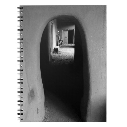 Southwest Adobe Passageway: zwart-wit foto Notitieboek (Voorkant)