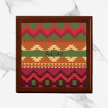 Southwest Aztec Style Pink Green en Brown Cadeaudoosje<br><div class="desc">Prachtige en kleurrijke Aztec inspireerde het patroon in groen,  roze,  plum en bruin. Personaliseer met uw/ontvankelijke naam of initialen. Voegt een mooie etnische flair toe aan deze kluisdoos.</div>