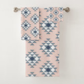 Southwest Diamond Pattern Blush Gray Bad Handdoek (Insitu)