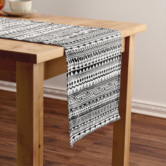 Southwest Tribal Aztec Pattern Black and White Korte Tafelloper (Voorbeeld)