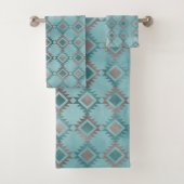 Southwestern Aztec Blue Gold Diamond Pattern Bad Handdoek (Insitu)