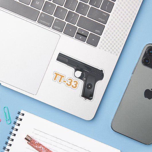 Sovjet WO2 Pistol Tokarev TT-33 Sticker (Laptop met iPhone)