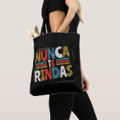 Spaans niet opgeven Quote - Nunca te Rindas Tote Bag (Dichtbij)