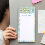 Spaans Tegels Gepersonaliseerde familie boodschapp Magnetisch Notitieblok<br><div class="desc">Personaliseer deze magnetische boodschappenlijst en pop deze op uw koelkast. De sjabloon is klaar voor u om jouw naam of uw familienaam toe te voegen, welke u ook verkiest. Dit ontwerp heeft een rand van Spaanse tegels, in blauw, wit en sinaasappel. Het pad heeft ook veel witte ruimte voor u...</div>