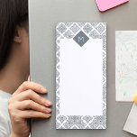 Spaans Tegels grijs patroon Magnetisch Notitieblok<br><div class="desc">Personaliseer deze magnetische boodschappenlijst en pop deze op uw koelkast of archiefkast. De sjabloon staat klaar om uw initiaal aan het monogram lijst toe te voegen. Dit ontwerp heeft een sierlijke rand van Spaanse tegels, in grijstinten. Het pad heeft ook veel witte ruimte voor u om uw herinneringen of berichten...</div>
