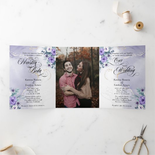 Spaanse Engelse Flores Moradas Paarse Bloemen Tri- Drieluik Uitnodiging (Binnen)