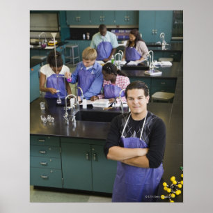 Spaanstalige student in het scheikundeslab poster