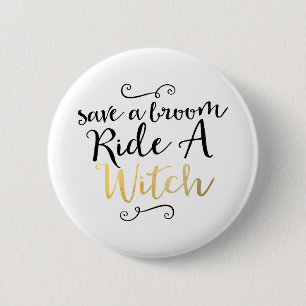 Spaar een bezem rijd een heks Typografie Halloween Ronde Button 5,7 Cm