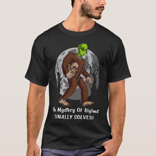 Space Alien Bigfoot complotmysterie opgelost UFO T-shirt (Voorkant)