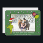 Space Alien in een kerstfoto van Santa Hat Aankondiging<br><div class="desc">Stuur een paar kerstcadeautjes uit de wereld met deze kerstkaart. Een illustratie van een kalkgroene buitenaardse in een kersthoed en een aantal siervoorwerpen die op kerstballen lijken,  accentueren je momentopname. Voeg uw eigen douanegroet evenals gepersonaliseerd van bericht toe.</div>