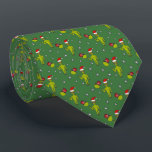 Space Aliens in Santa Hats Sci-Fi-kerstmis Stropdas<br><div class="desc">Seizoensgroeten,  aardbewoners! Deze feestelijke kerststropdas bevat illustraties van kleine groene mannen met rode kerstmantels met een aantal vakantiegrootte wereldbollen die er als planeten met witte sterren tegen een groene achtergrond uitzien. De achterkant heeft een coördinerend groen streeppatroon.</div>