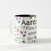 Space Astronaut eerste verjaardagsfeest uitnodigin Tweekleurige Koffiemok (Voorkant links)