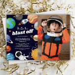 Space Astronaut Foto Birthday Party Kaart<br><div class="desc">Blaas uit in het universum van onverslaanbare verjaardagen met onze Outer Space Birthday Party-uitnodigingen. Personaliseer je met de foto en aangepaste details van je kleine astronaut, omringd door een sterrenhemel en de mysterieuze planeten van ons zonnestelsel. Met een in het oog springend raketschip en astronautenontwerp zijn deze uitnodigingen uw ticket...</div>