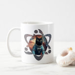 Space Cat Science Koffiemok<br><div class="desc">Een speelse en eigenzinnige sticker met een zwarte kat verkleed als astronaut,  zwevend in de ruimte omringd door aliens en een gloeiend atoom. Ideaal voor sciencefictionliefhebbers en kattenliefhebbers.</div>