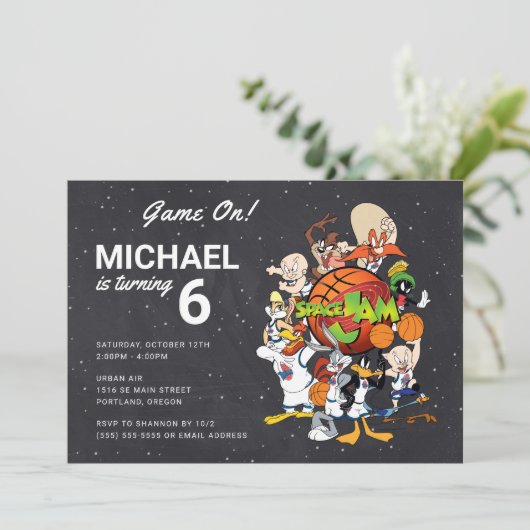 SPACE JAM™ Chalkboard Birthday Uitnodiging (Staand voorkant)
