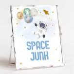 Space Junk Astronaut Space Birthday Snack Sign Poster<br><div class="desc">Dit schattige ontwerp heeft een astronaut,  kleurrijke planeten en faux gouden foliën sterren.</div>