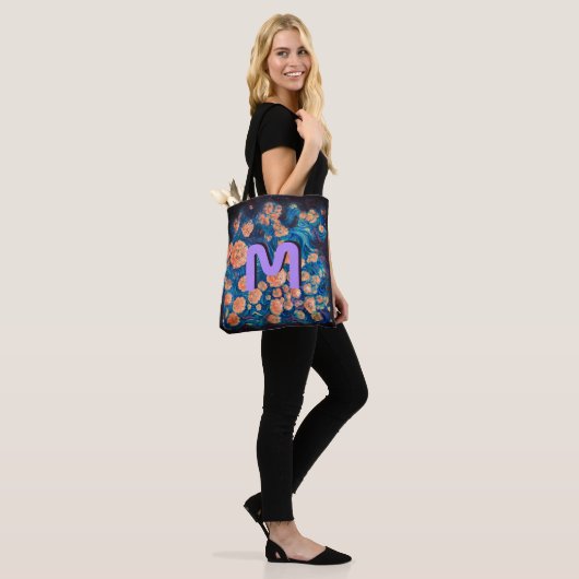 Space Mimosa Golden Nebula Blossom en Monogram Tote Bag (Op model)