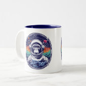 Space Monkey Astronaut Tweekleurige Koffiemok (Voorkant links)