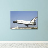 Space Shuttle Atlantis bereidt de landing voor Canvas Afdruk (Insitu (Houten vloer))