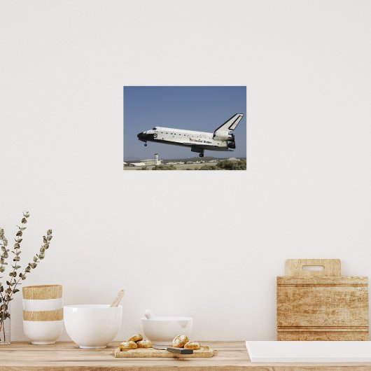 Space Shuttle Atlantis bereidt de landing voor Poster (Keuken)
