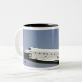 Space Shuttle Atlantis bereidt de landing voor Tweekleurige Koffiemok (Voorkant links)