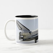 Space Shuttle Atlantis bereidt voor op landing 2 Tweekleurige Koffiemok (Links)
