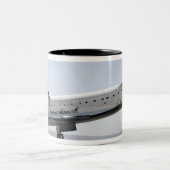 Space Shuttle Atlantis bereidt voor op landing 2 Tweekleurige Koffiemok (Center)