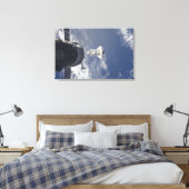 Space Shuttle Atlantis en een Russisch ruimtevaart Canvas Afdruk (Insitu (Slaapkamer))