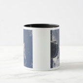 Space Shuttle Atlantis en een Russisch ruimtevaart Mok (Midden)