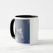 Space Shuttle Atlantis en een Russisch ruimtevaart Mok (Voorkant links)