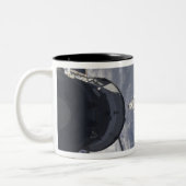 Space Shuttle Atlantis en een Russisch ruimtevaart Tweekleurige Koffiemok (Links)