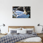 Space Shuttle Atlantis en een Soyuz-ruimtevaartuig Canvas Afdruk (Insitu (Slaapkamer))