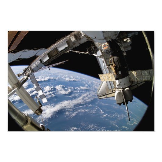 Space Shuttle Atlantis en een Soyuz-ruimtevaartuig Foto Afdruk (Voorkant)