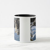 Space Shuttle Atlantis en een Soyuz-ruimtevaartuig Mok (Midden)