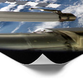 Space Shuttle Atlantis en een Soyuz-ruimtevaartuig Poster (Hoek)