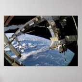 Space Shuttle Atlantis en een Soyuz-ruimtevaartuig Poster (Voorkant)