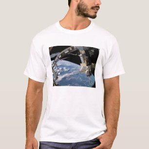 Space Shuttle Atlantis en een Soyuz-ruimtevaartuig T-shirt