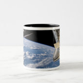 Space Shuttle Atlantis en een Soyuz-ruimtevaartuig Tweekleurige Koffiemok (Center)