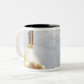 Space Shuttle Atlantis tilt af 21 Tweekleurige Koffiemok (Voorkant links)