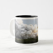 Space Shuttle Atlantis tilt af 22 Tweekleurige Koffiemok (Voorkant links)