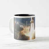 Space Shuttle Atlantis tilt af 24 Tweekleurige Koffiemok (Voorkant links)