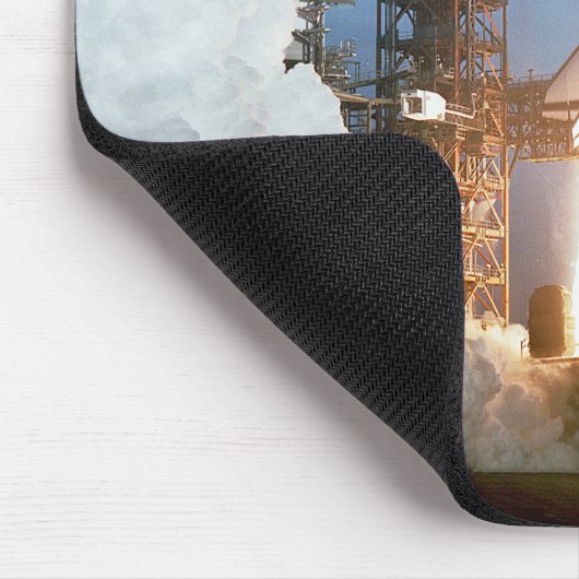 Space Shuttle Columbia Blasts off Muismat (Hoek)