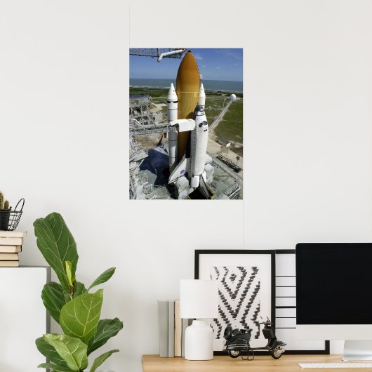 Space Shuttle Columbia op de lanceringspad Poster (Thuiskantoor)