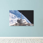 Space Shuttle Discovery door Aarde teruggeworpen Canvas Afdruk (Insitu (Houten vloer))