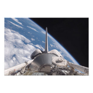 Space Shuttle Discovery door Aarde teruggeworpen Foto Afdruk