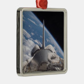 Space Shuttle Discovery door Aarde teruggeworpen Metalen Ornament (Rechts)